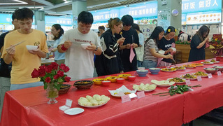 黄金城hjc999第三食堂举办产品创新品鉴会...